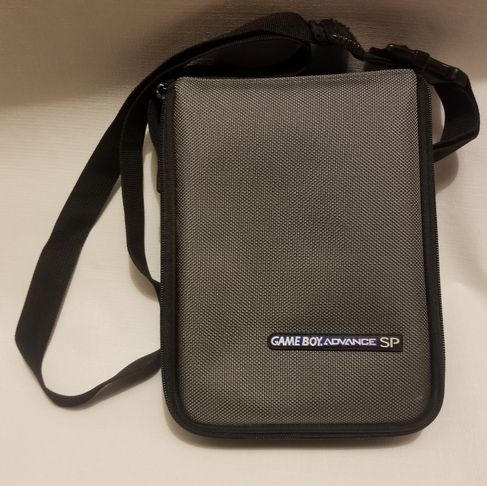 Like new Gameboy silver & black carrying case - Picture 1 of 4